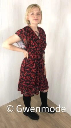 Robe Fleurie Avec Volants Noire Et Rouge